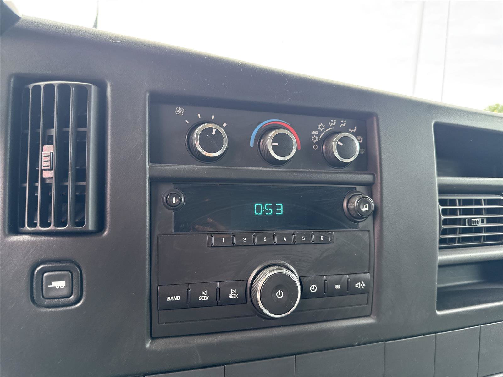 Used 2014 Chevrolet Express 3500 RWD image 20