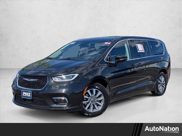 Used 2024 Chrysler Pacifica Select image 1