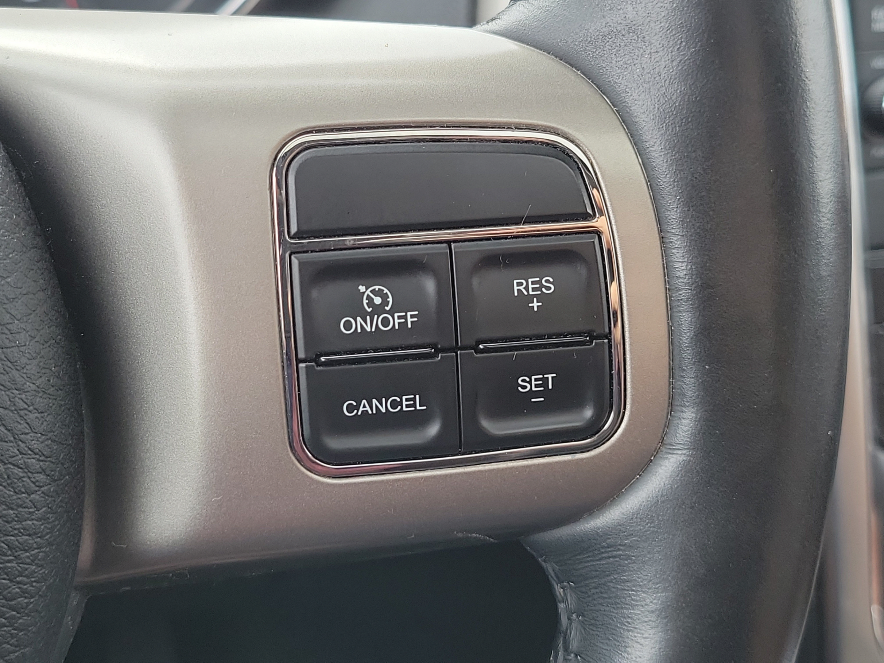 Used 2013 Jeep Grand Cherokee Overland AWD/4WD image 24
