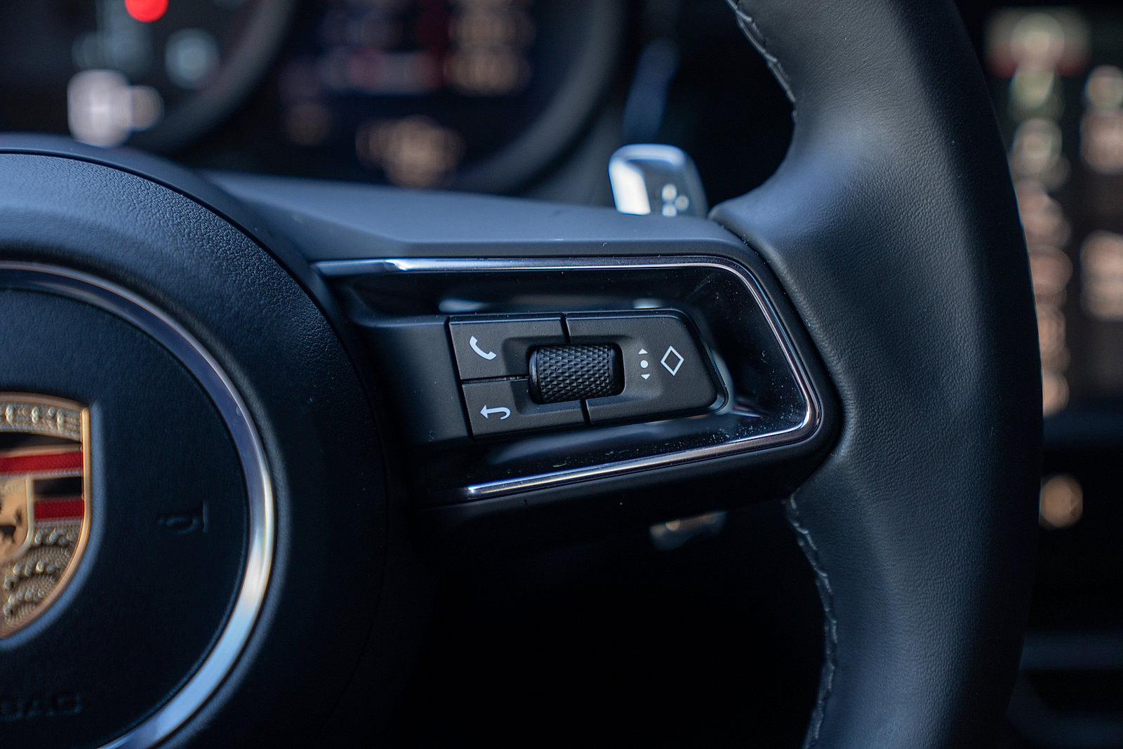 Certified 2025 Porsche Macan image 8