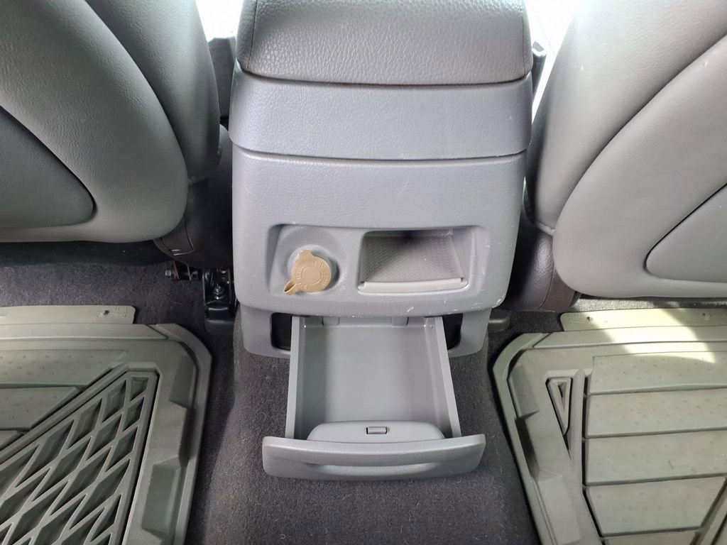 Used 2011 Hyundai Santa Fe SE image 16