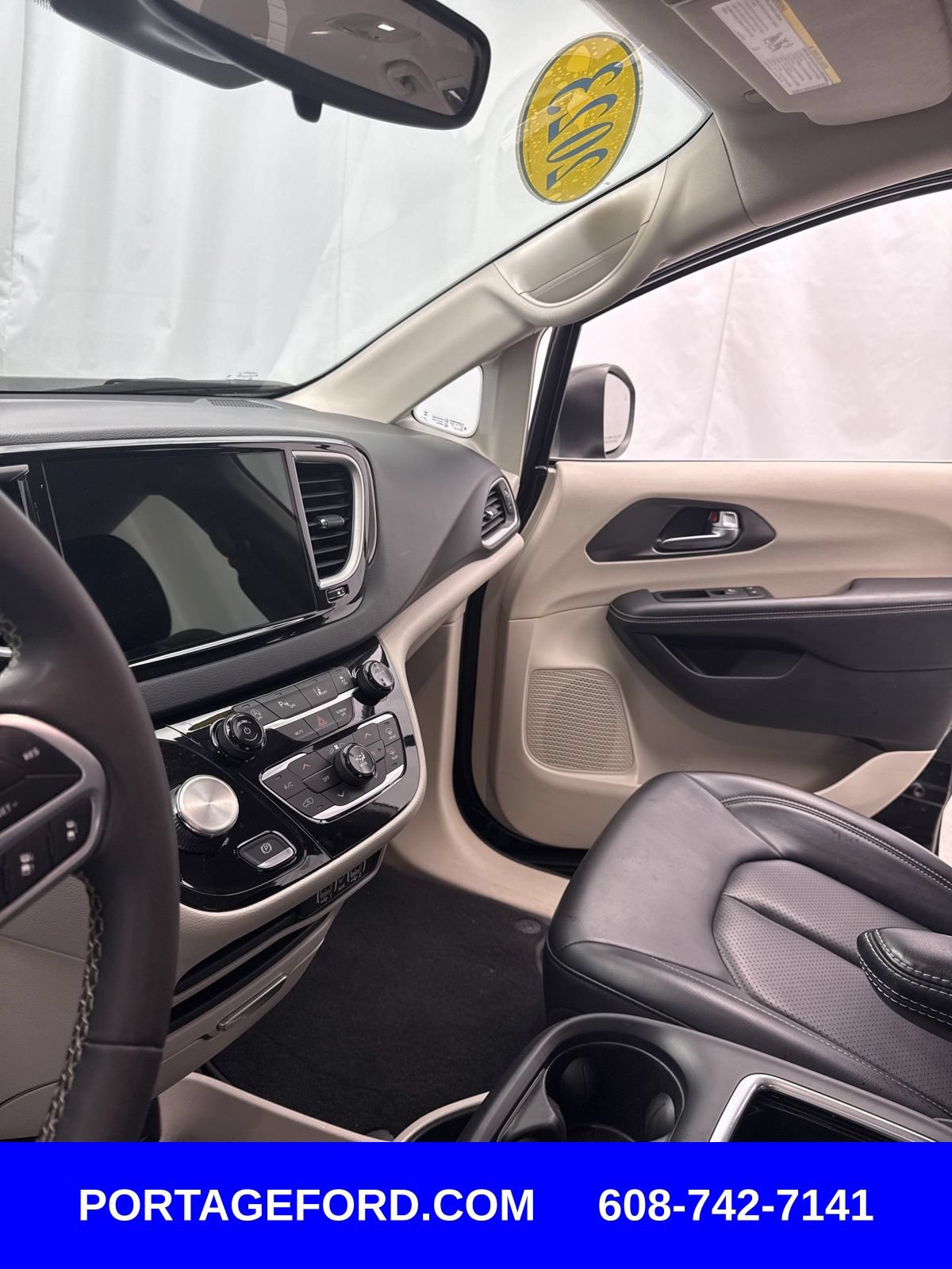 Used 2023 Chrysler Pacifica Touring-L FWD image 21