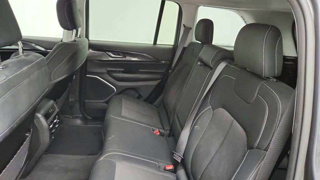 Used 2022 Jeep Grand Cherokee Laredo w/ Luxury Tech Group I image 19