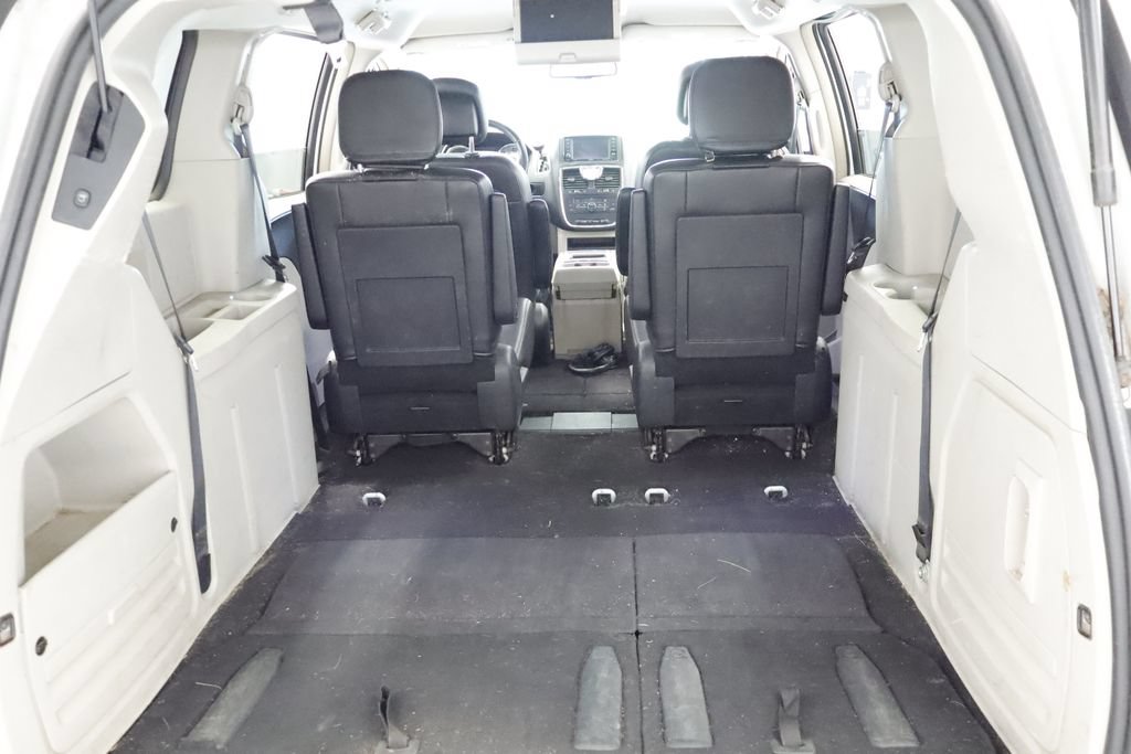 Used 2014 Chrysler Town & Country Touring FWD image 20