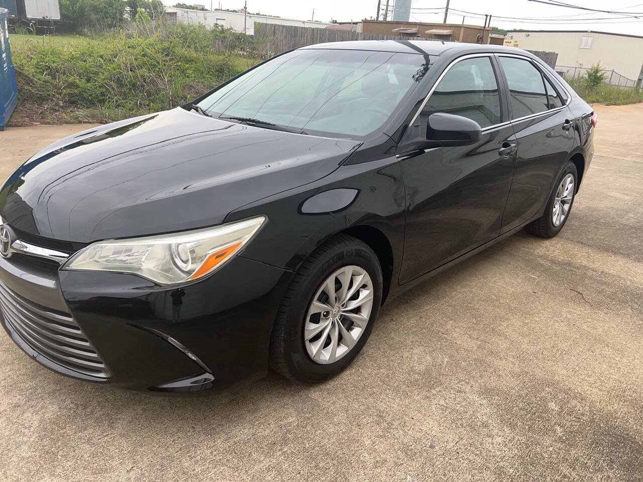 Used 2016 Toyota Camry LE FWD image 1