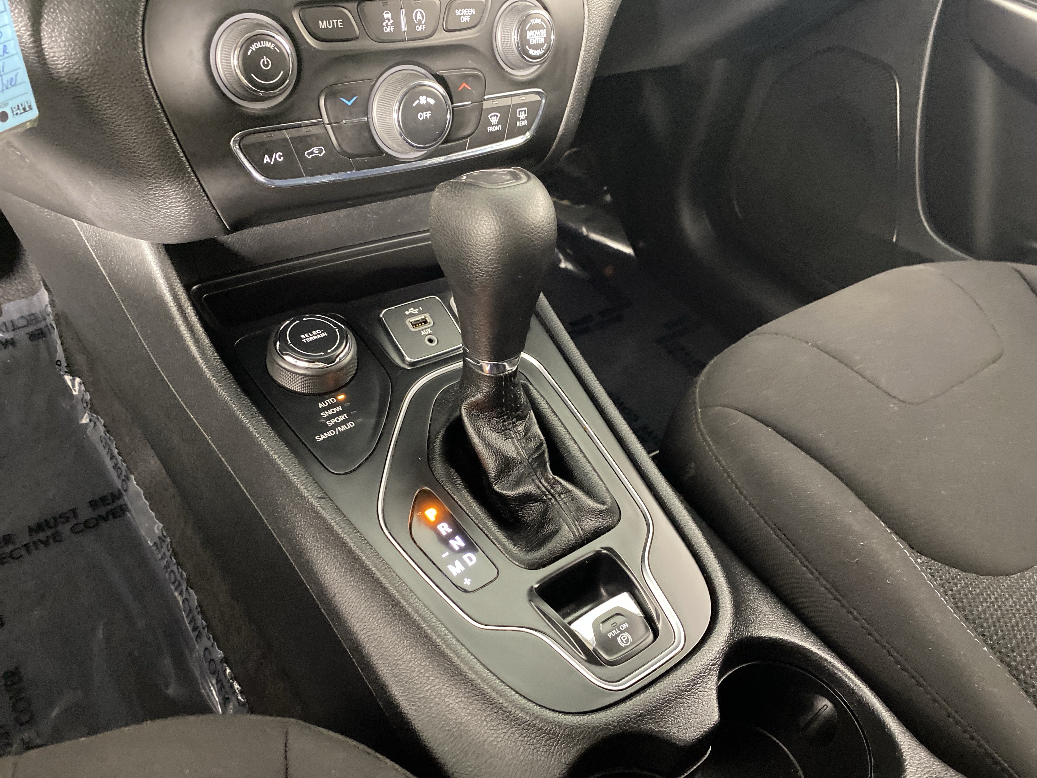 Used 2019 Jeep Cherokee Latitude w/ Popular Appearance Group AWD/4WD image 28
