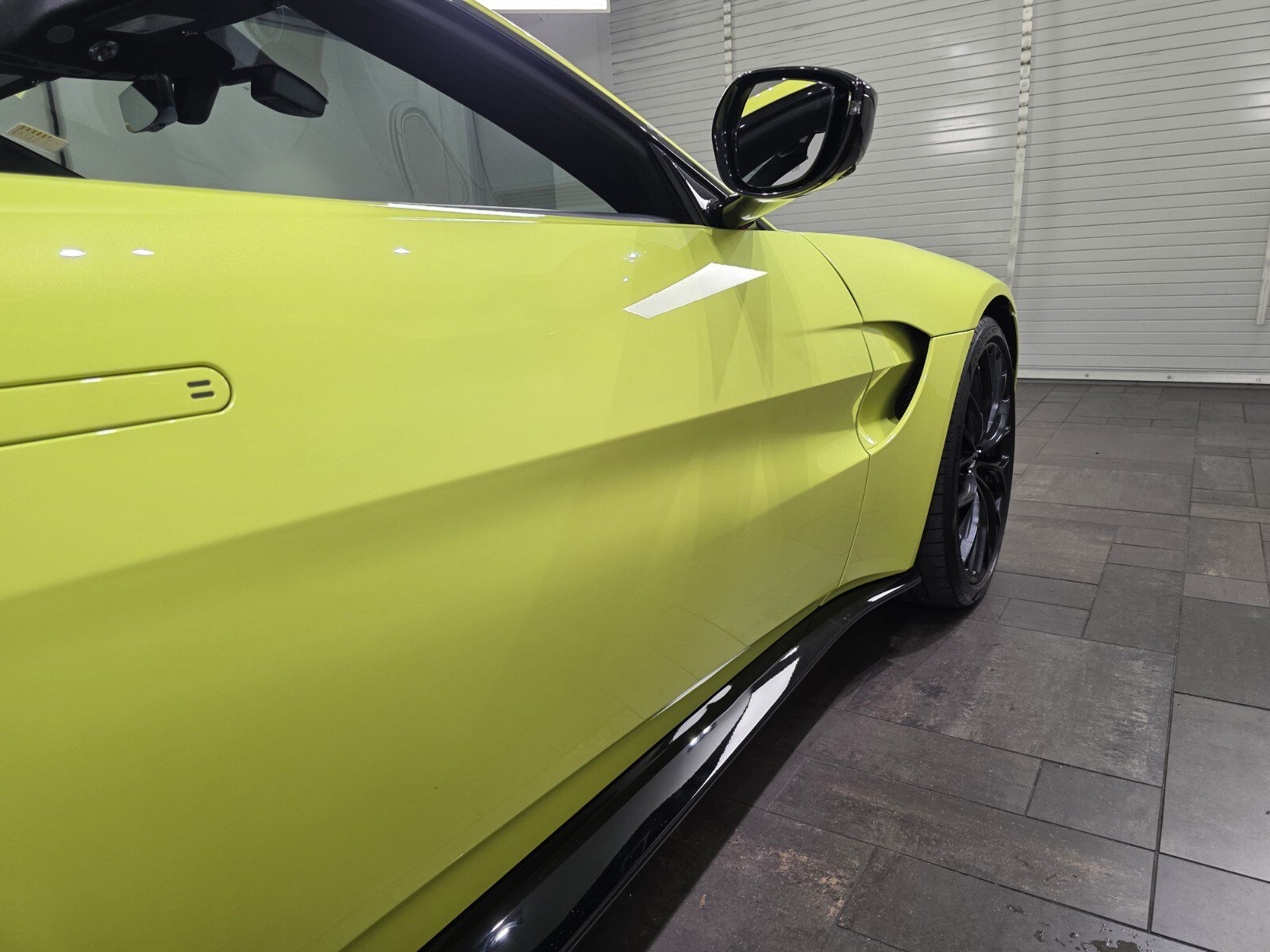 Used 2023 Aston Martin V8 Vantage Roadster RWD image 9