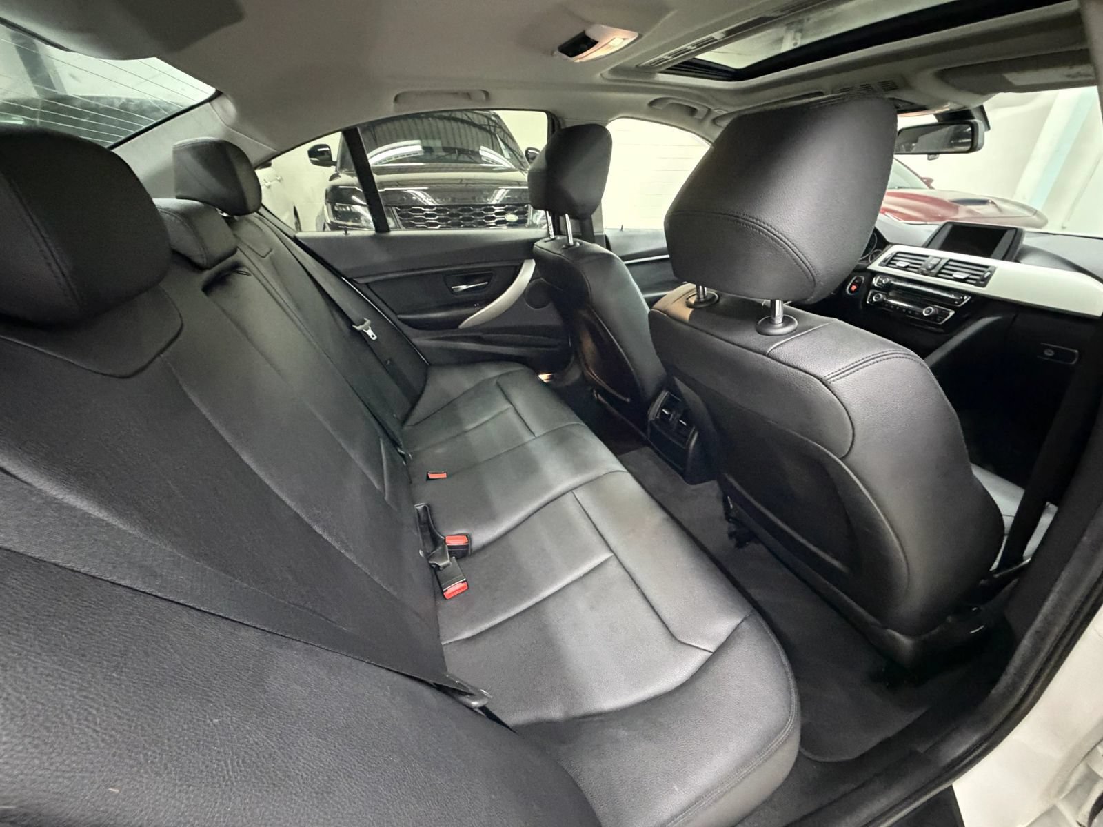 Used 2017 BMW 320i Sedan RWD image 18