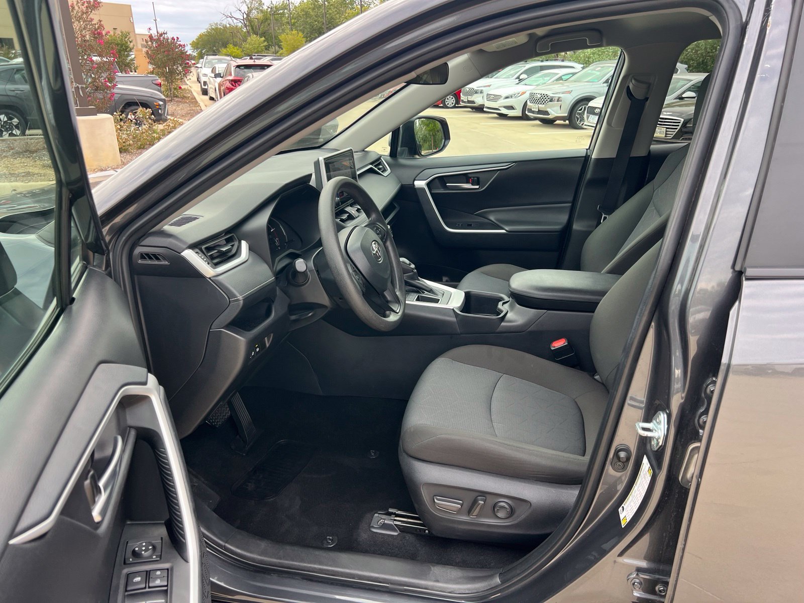 Used 2025 Toyota RAV4 XLE FWD image 22