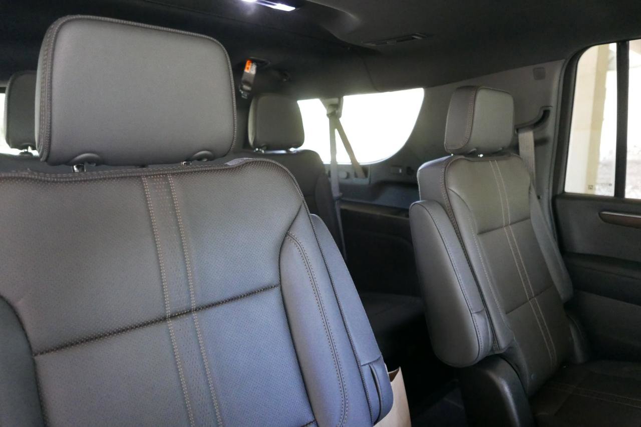 Used 2025 Chevrolet Suburban High Country AWD/4WD image 11