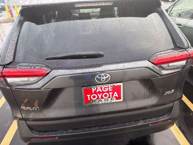 Used 2022 Toyota RAV4 XLE Premium FWD image 4