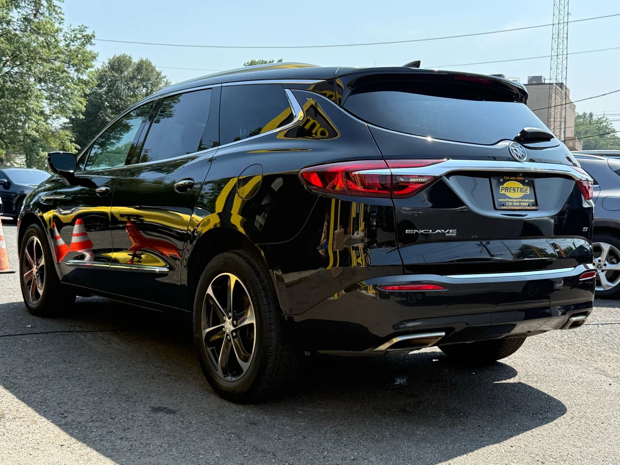 Used 2020 Buick Enclave Essence w/ Sport Touring Edition image 3