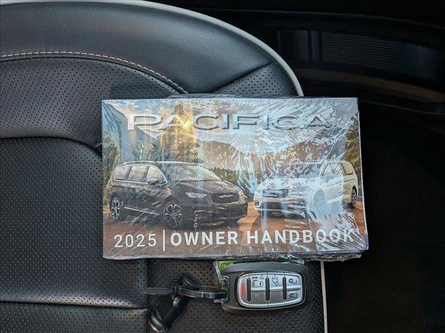 Used 2025 Chrysler Pacifica Limited image 26