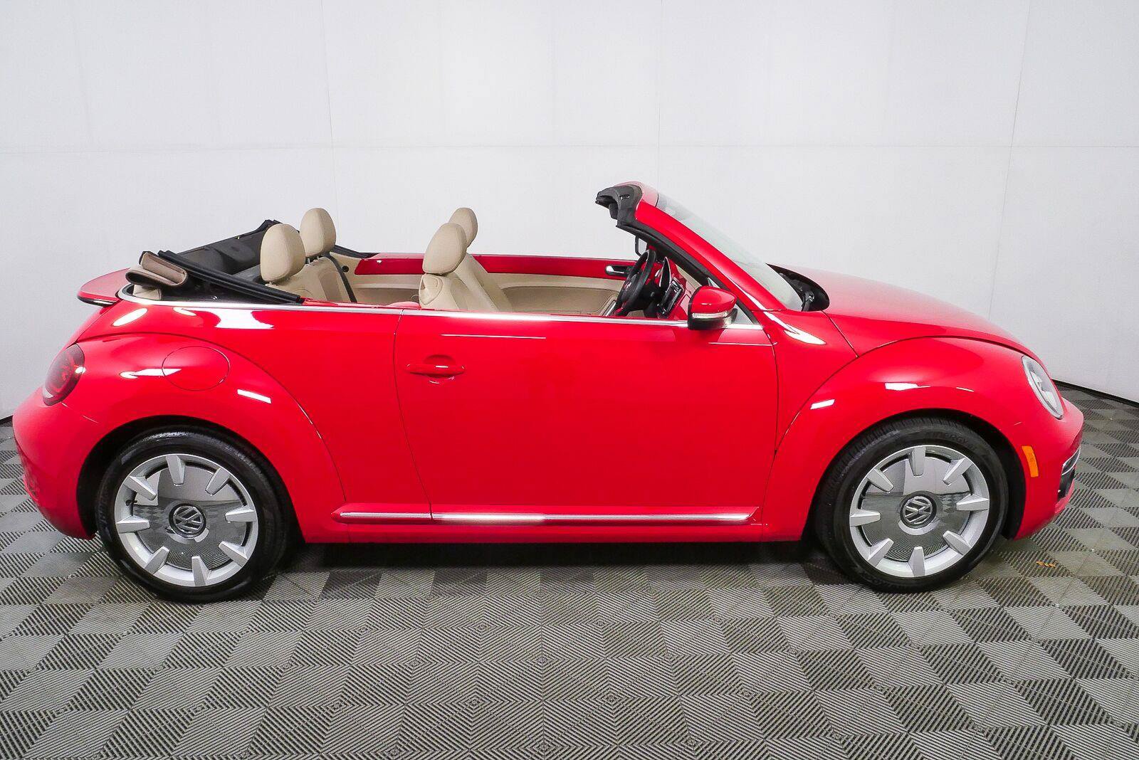 Used 2019 Volkswagen Beetle 2.0T SE w/ SE Premium Package FWD image 28