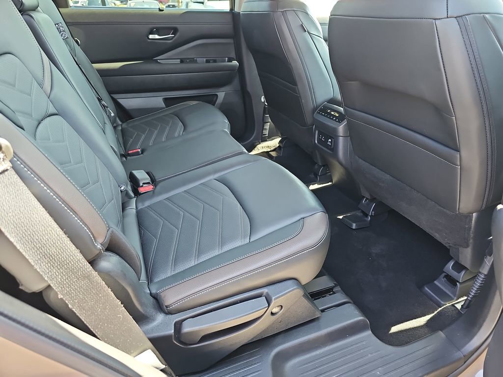 Used 2024 Nissan Pathfinder Platinum w/ Cargo Package image 14