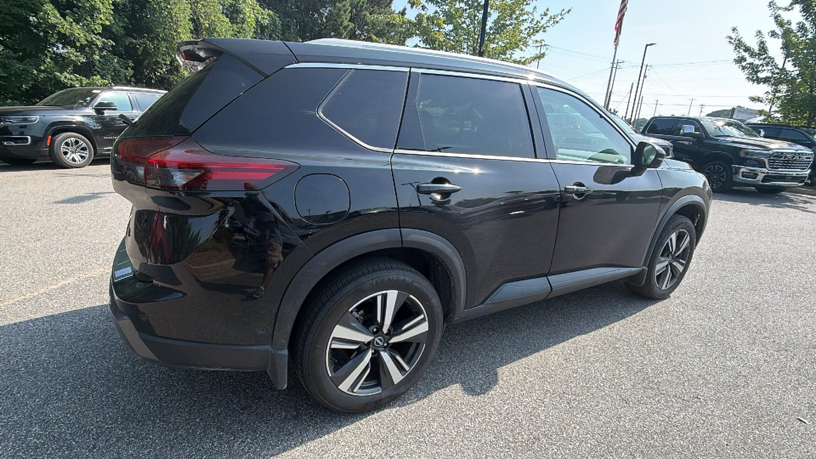 Used 2025 Nissan Rogue SL w/ SL Premium Package FWD image 8