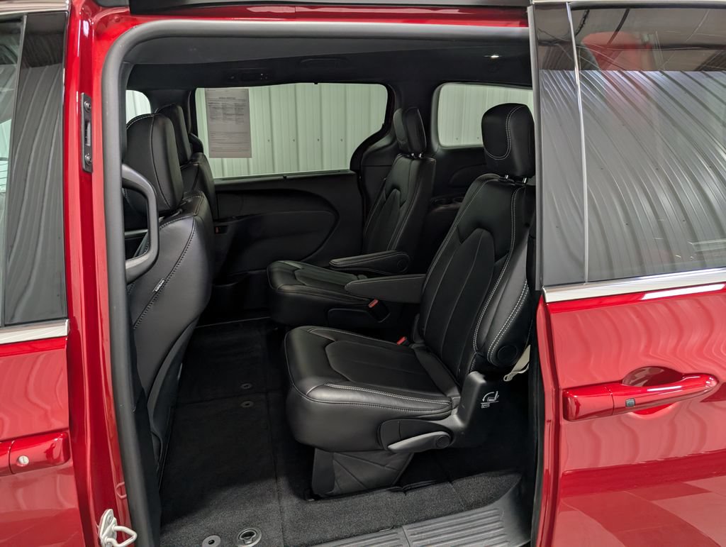 Used 2027 Chrysler Pacifica Select FWD image 8
