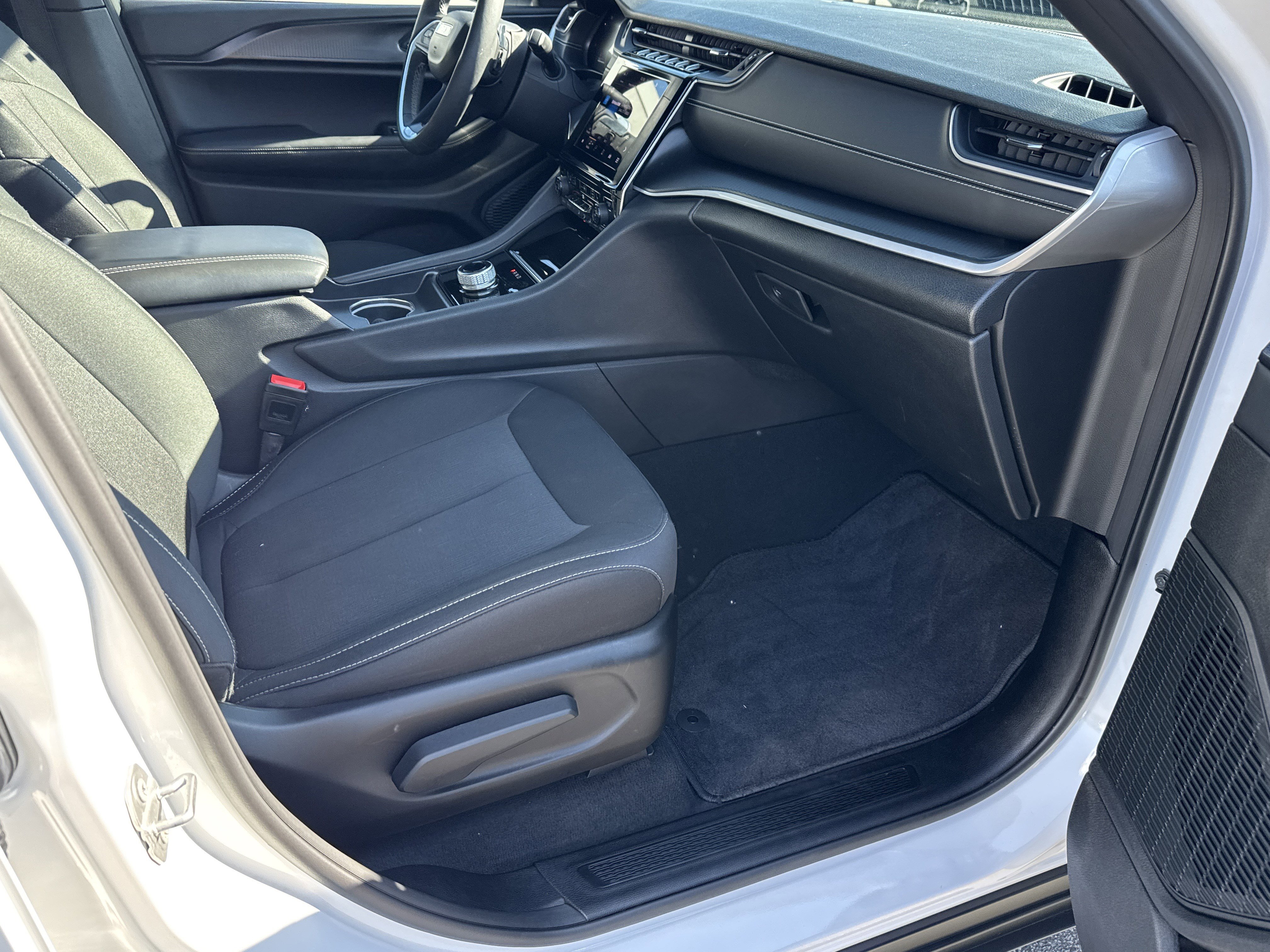 Used 2025 Jeep Grand Cherokee Laredo w/ Luxury Tech Group I image 18