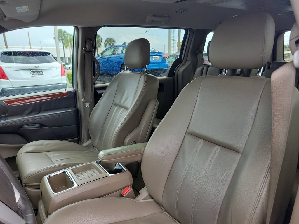Used 2014 Chrysler Town & Country Touring FWD image 19