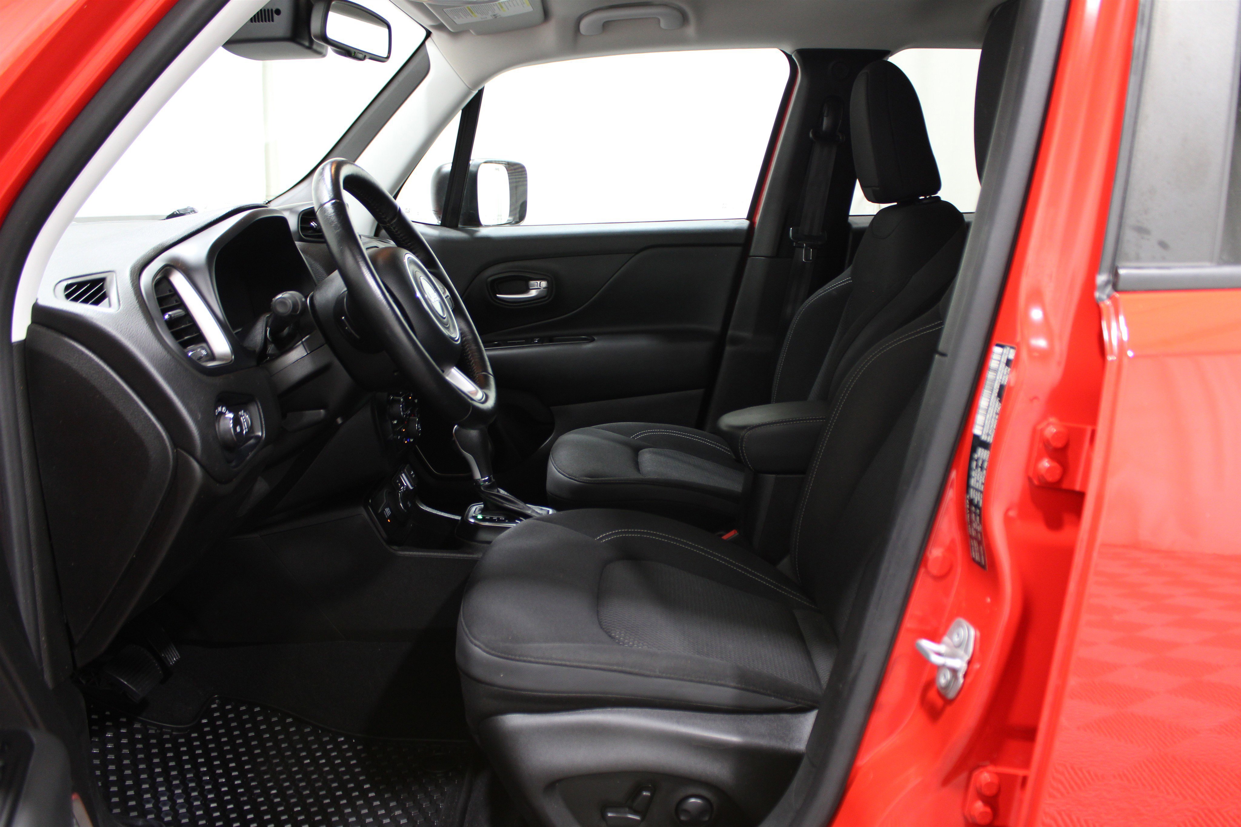 Used 2023 Jeep Renegade Latitude w/ Premium Group image 3