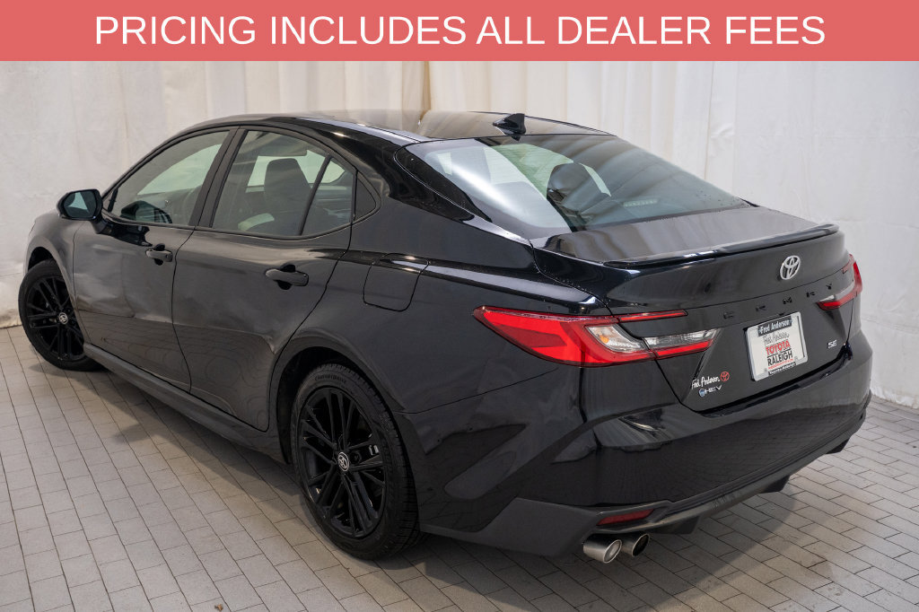 Used 2025 Toyota Camry SE FWD image 3