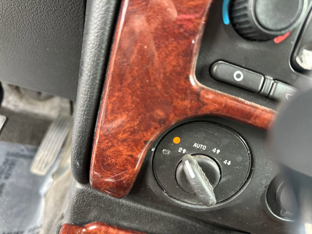 Used 2009 GMC Envoy Denali image 26