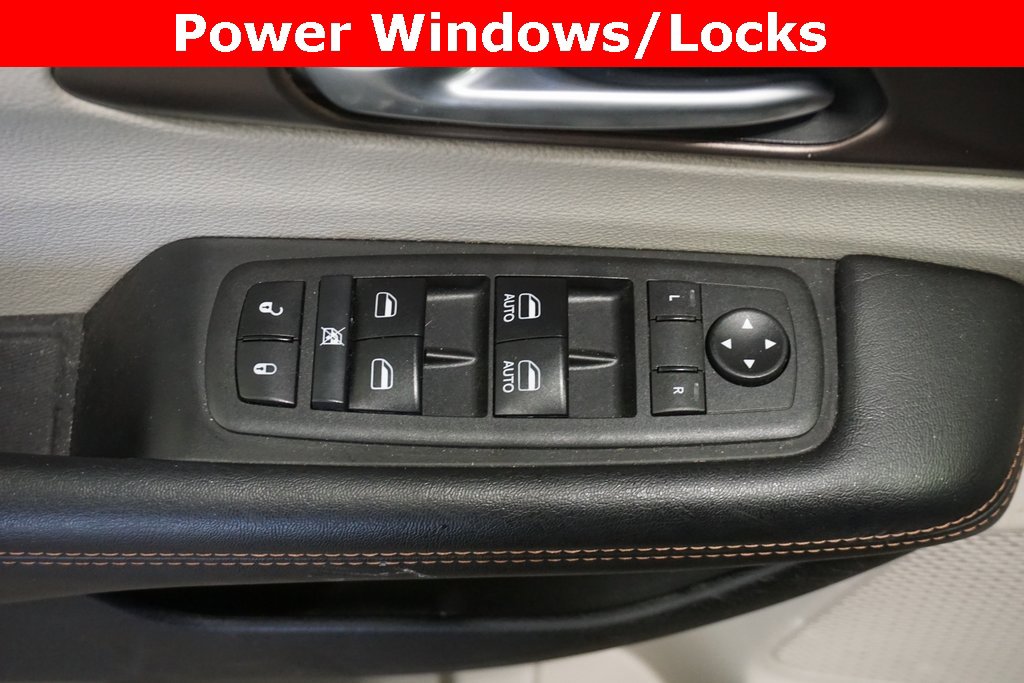 Used 2018 Chrysler Pacifica Touring-L w/ Tire & Wheel Group image 5