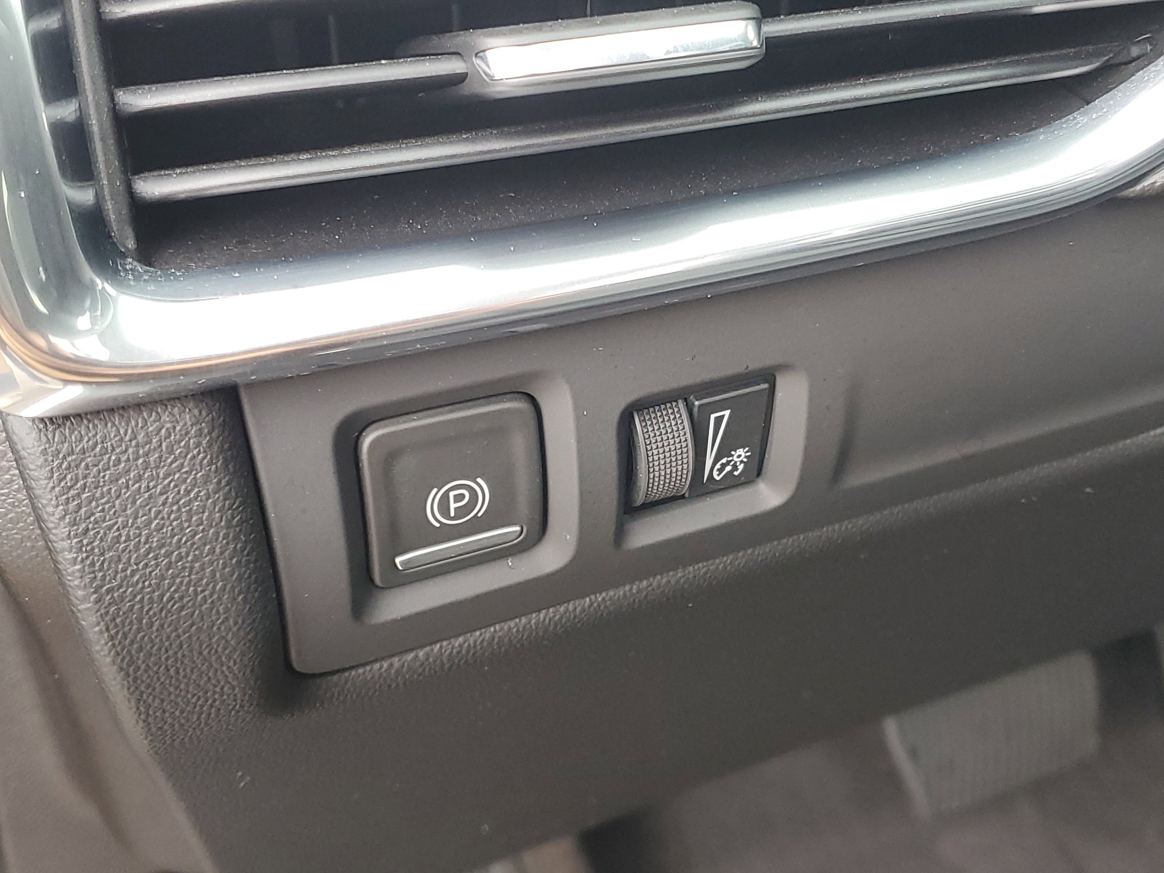 Used 2020 Cadillac XT4 Premium Luxury w/ Enhanced Visibility Package image 11