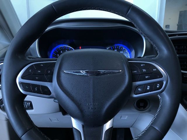 Used 2024 Chrysler Pacifica Touring-L image 25