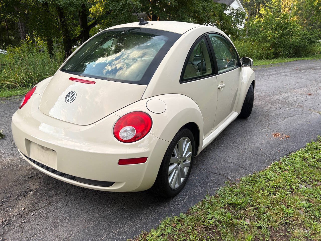 Used 2008 Volkswagen Beetle SE FWD image 4