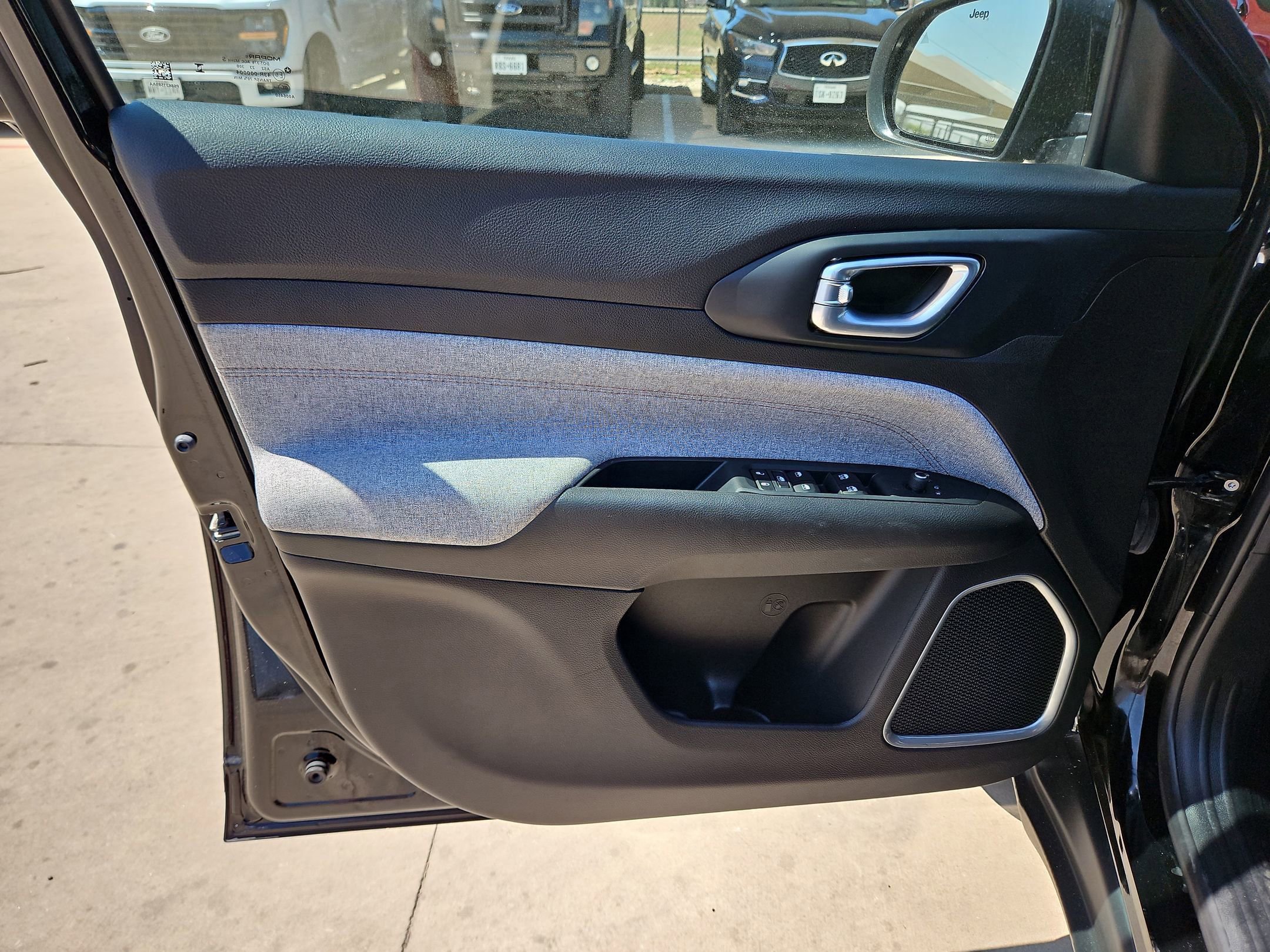 Used 2024 Jeep Compass Latitude image 11