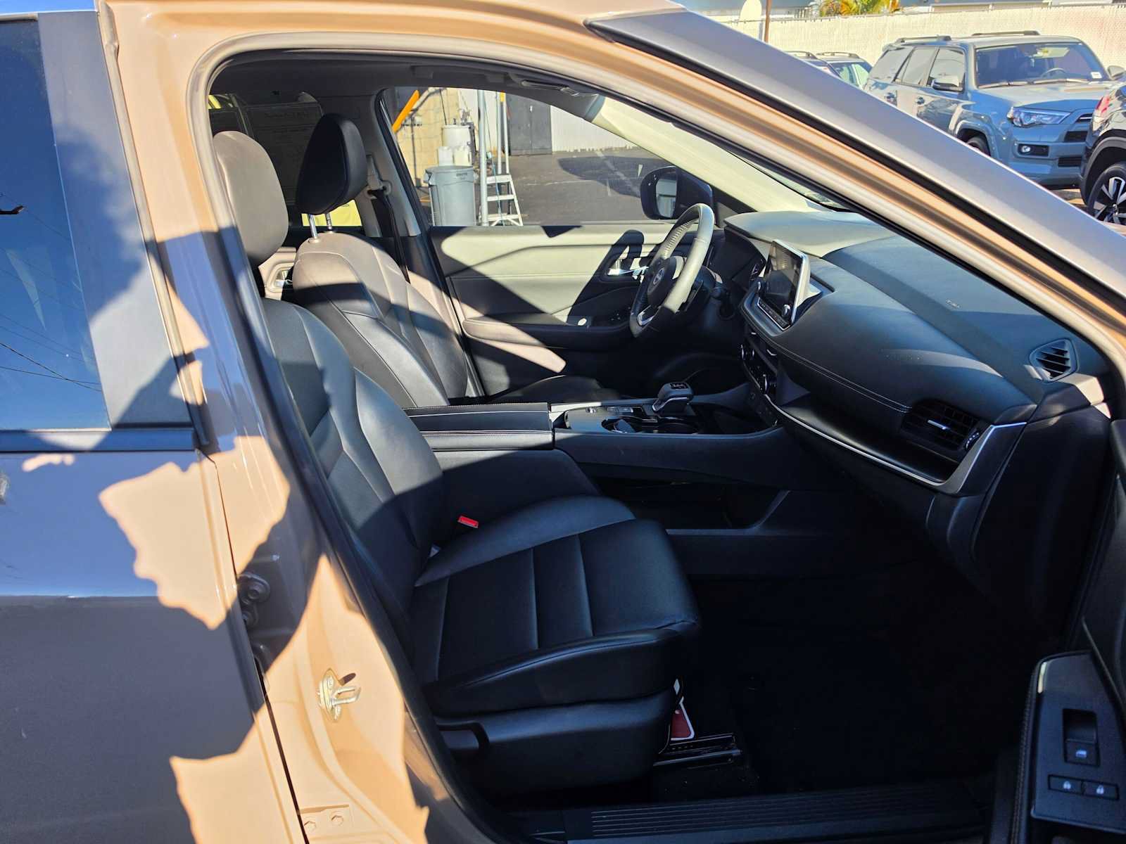 Used 2024 Nissan Rogue SV w/ SV Premium Package FWD image 10