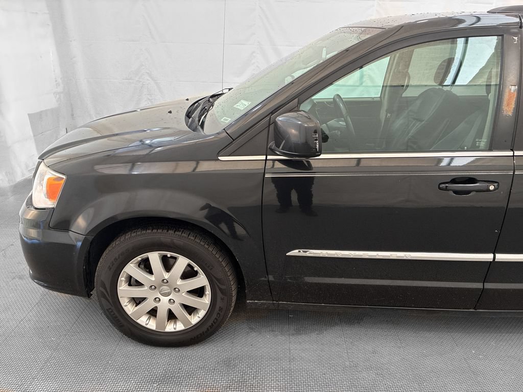 Used 2014 Chrysler Town & Country Touring FWD image 3