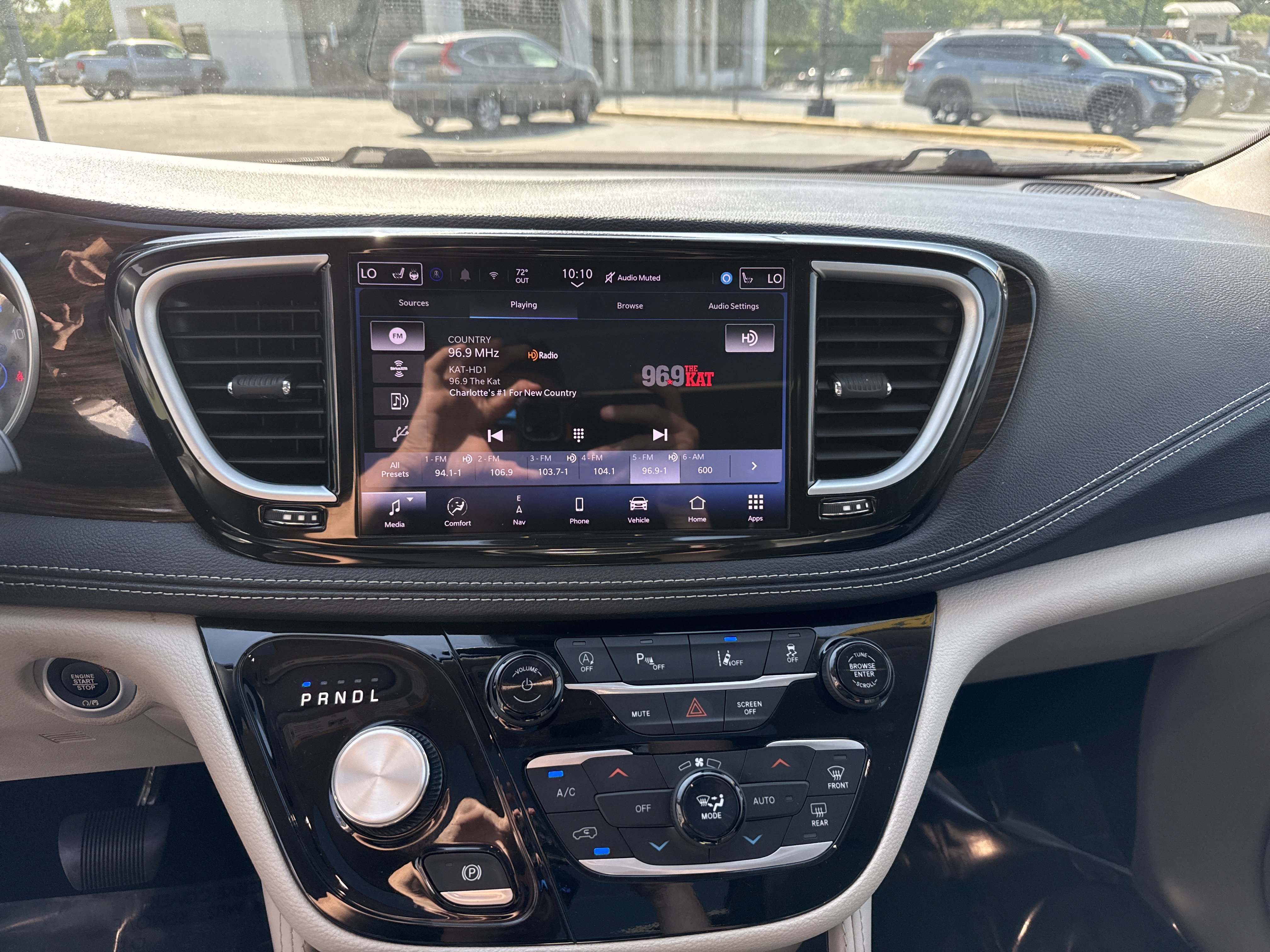 Used 2023 Chrysler Pacifica Limited FWD image 23