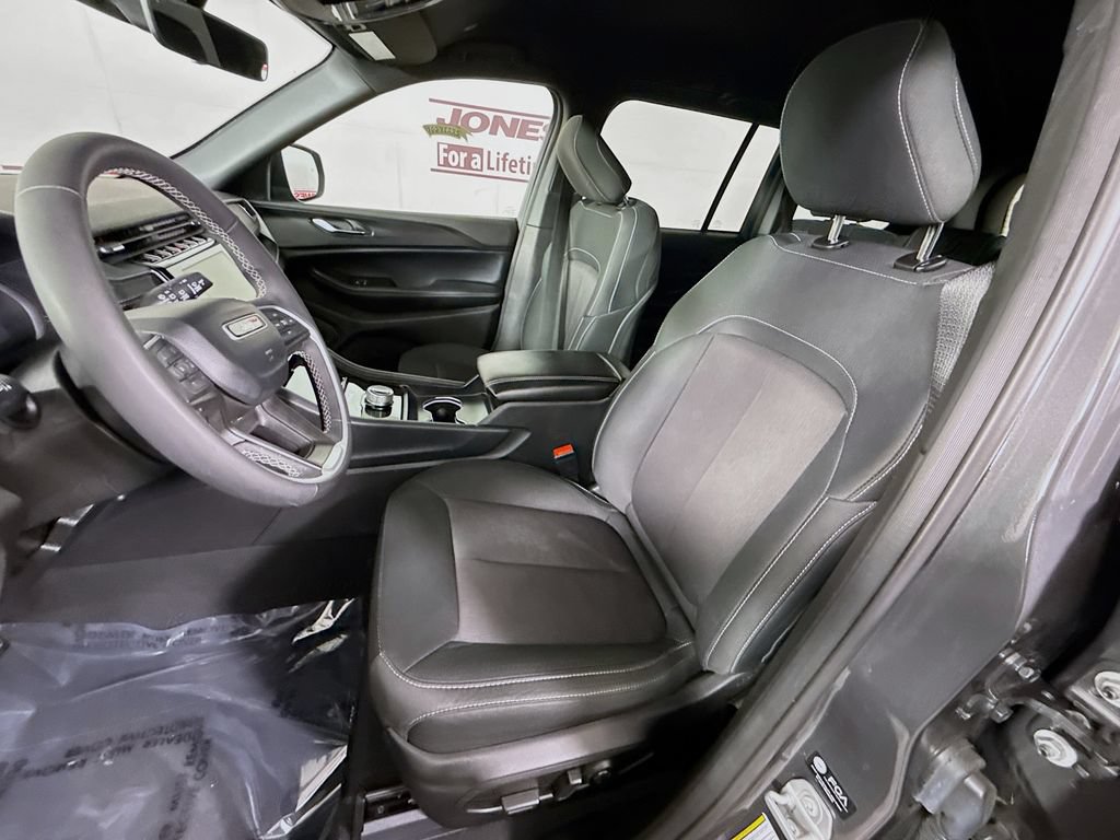 Used 2025 Jeep Grand Cherokee Laredo w/ MOPAR Finishing Package AWD/4WD image 24
