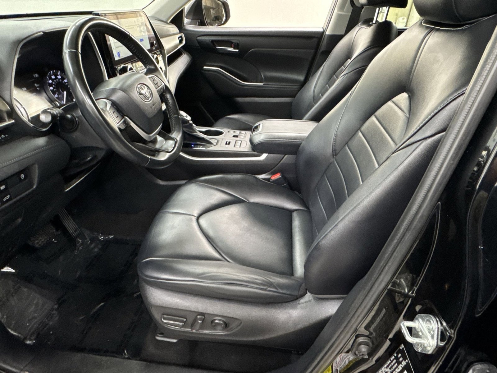 Used 2023 Toyota Highlander XLE AWD/4WD image 16