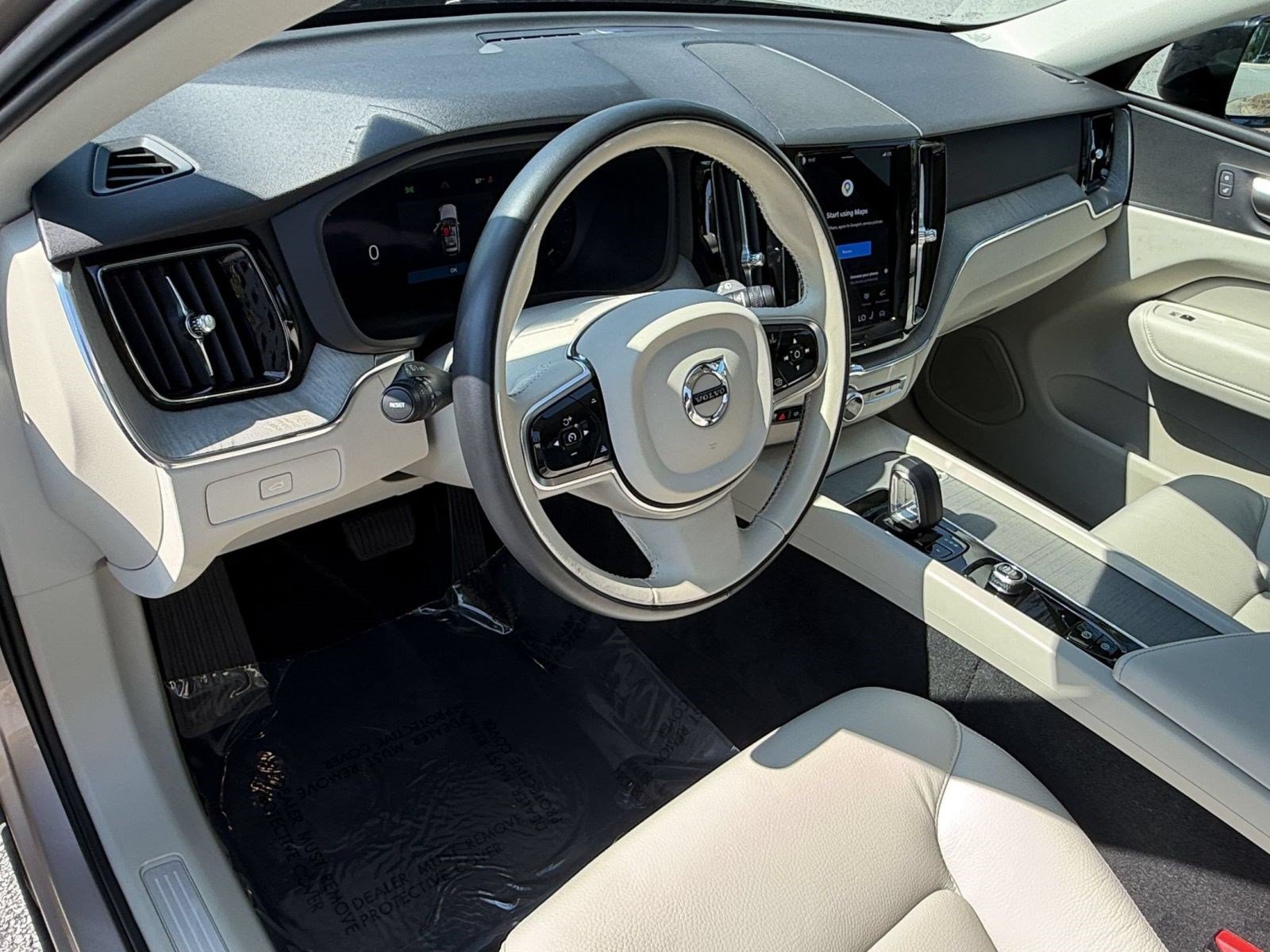 Used 2024 Volvo XC60 B5 Plus AWD/4WD image 4