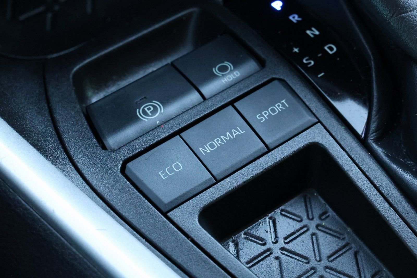 Used 2022 Toyota RAV4 LE image 24