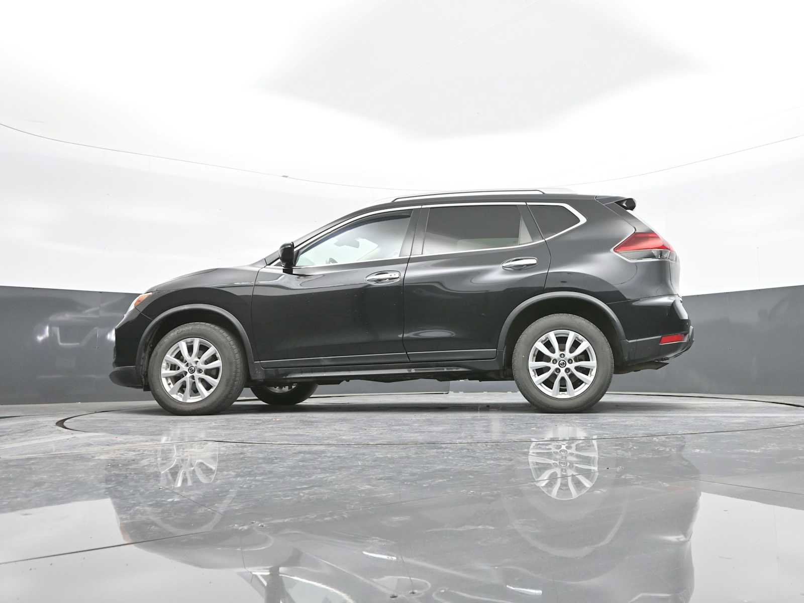 Used 2020 Nissan Rogue SV image 32