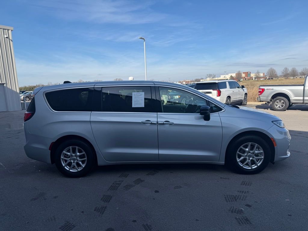 Used 2024 Chrysler Pacifica Touring-L image 32