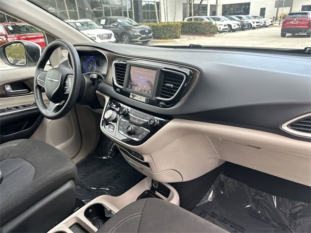 Used 2021 Chrysler Voyager L image 29