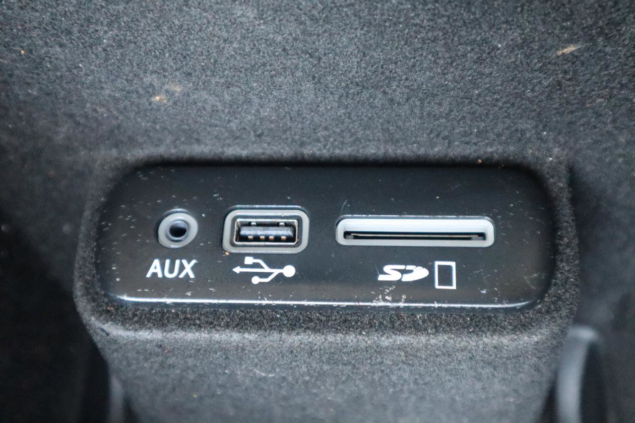 Used 2015 Chrysler 300 C w/ Light Group image 84