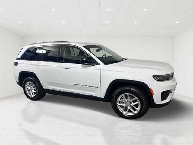 Used 2023 Jeep Grand Cherokee Laredo w/ Luxury Tech Group I AWD/4WD image 6