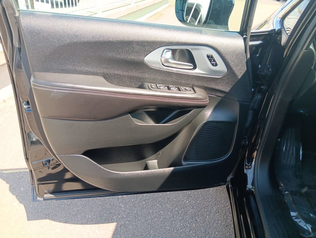 Used 2026 Chrysler Pacifica Limited FWD image 10