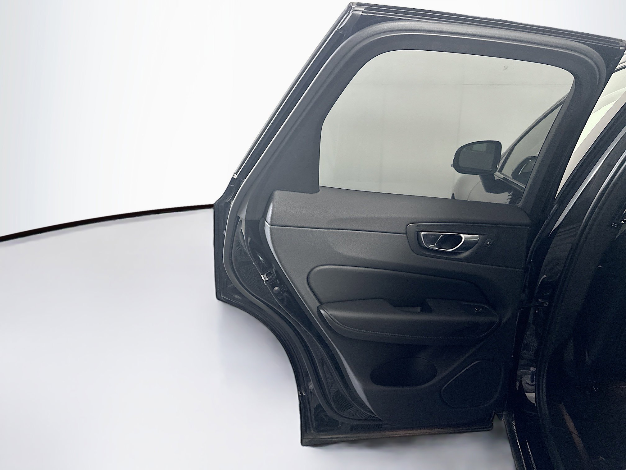Used 2025 Volvo XC60 B5 Plus image 28