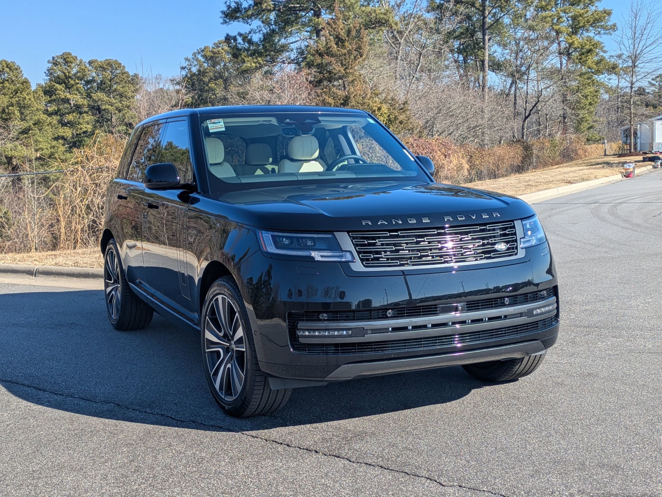 Certified 2025 Land Rover Range Rover SE image 3