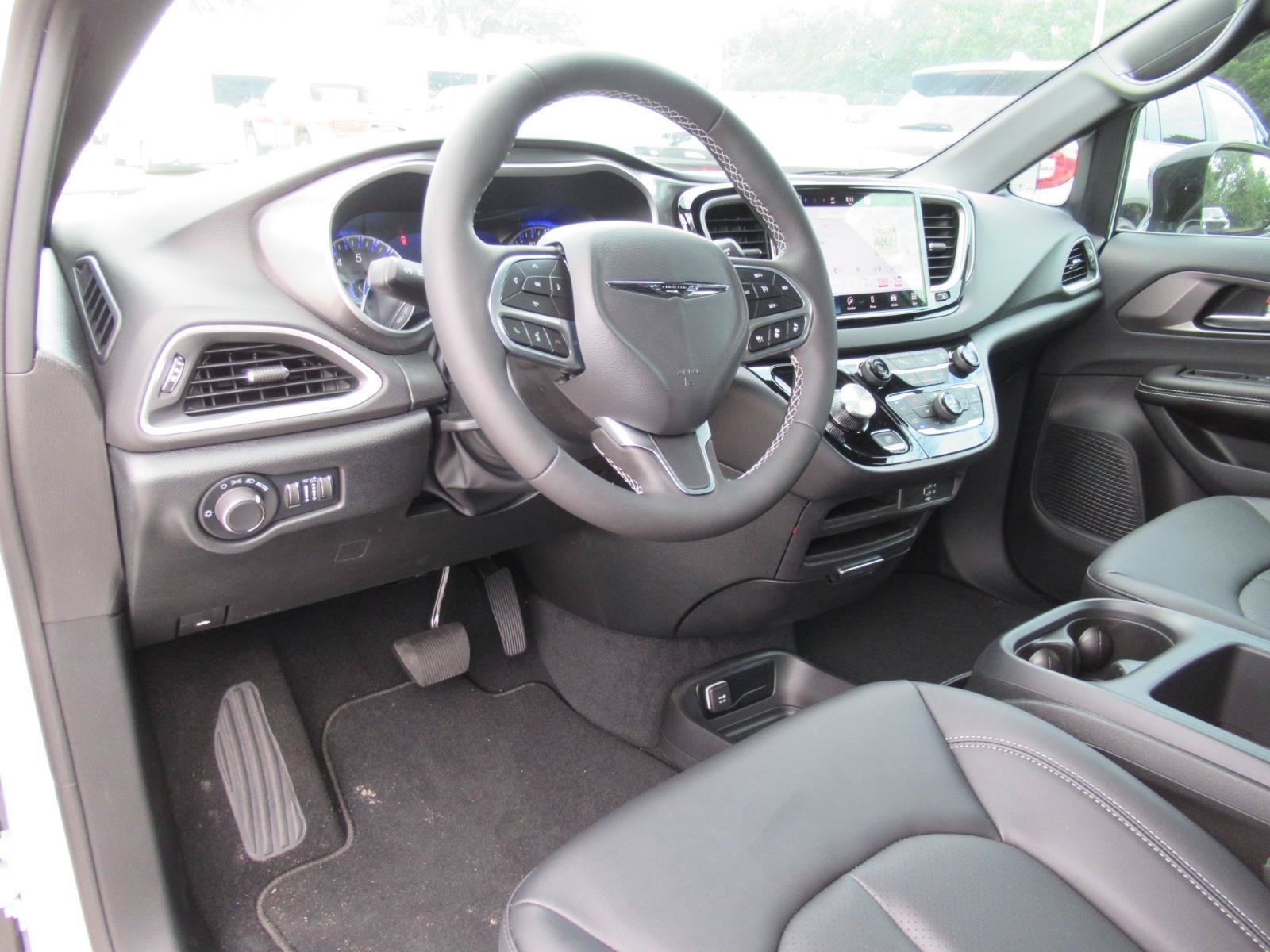 New 2026 Chrysler Voyager LX FWD image 17