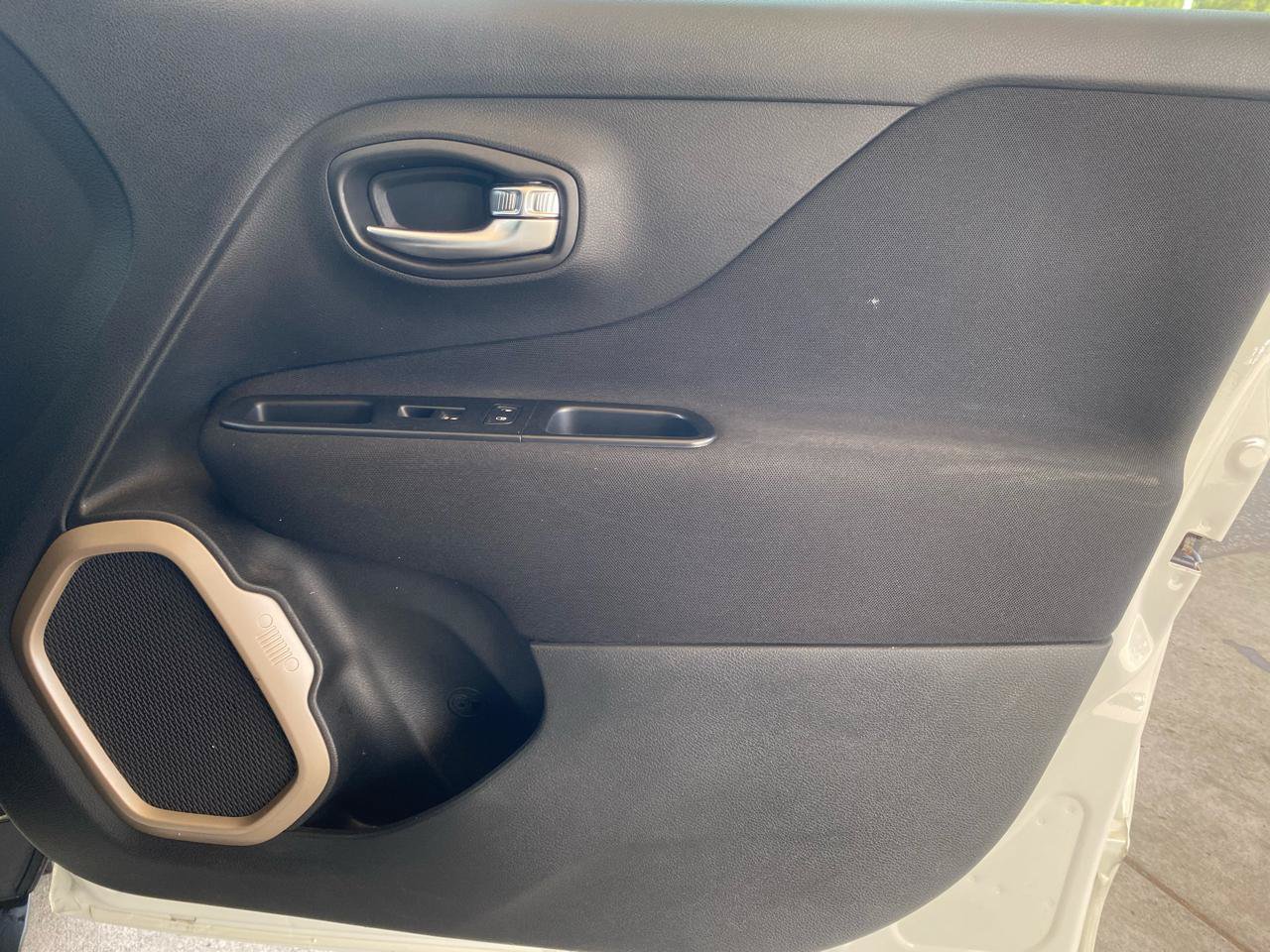 Used 2016 Jeep Renegade Latitude FWD image 31