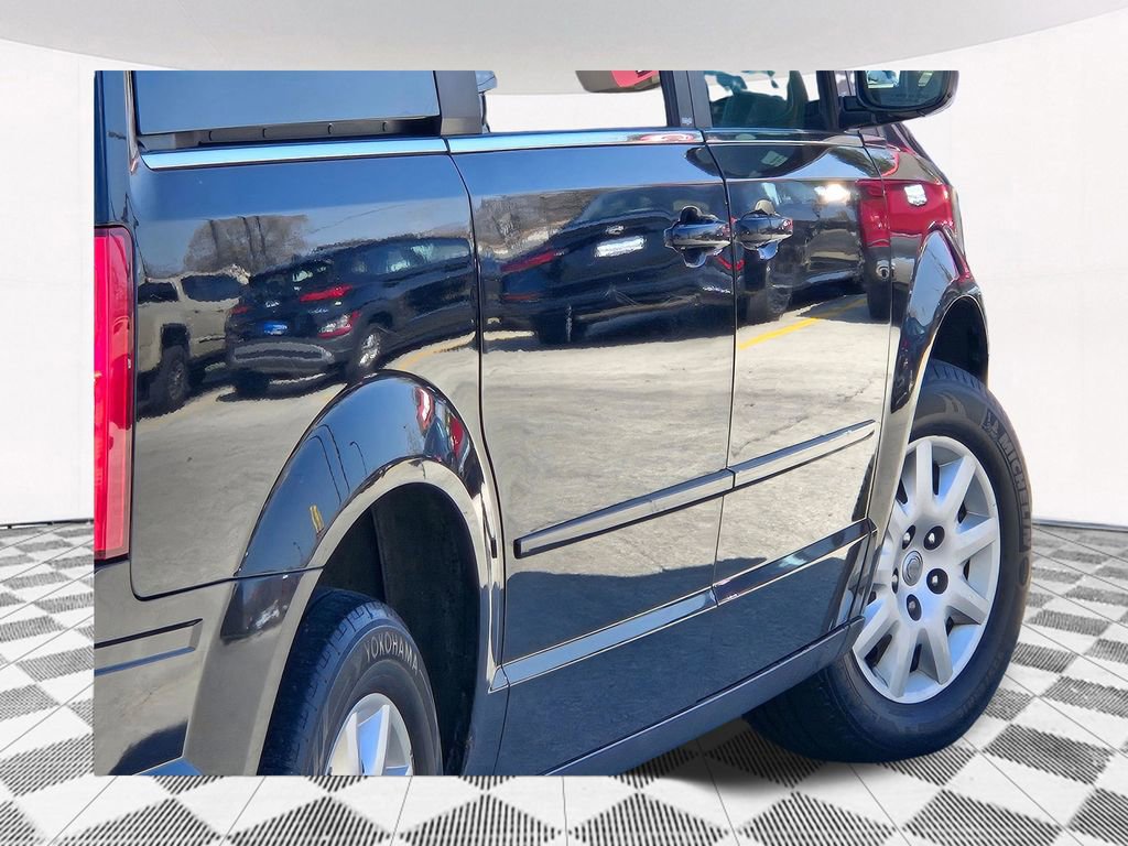 Used 2009 Chrysler Town & Country LX image 17