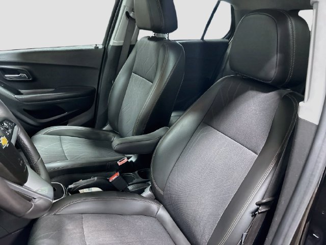Used 2021 Chevrolet Trax LT w/ Redline Edition AWD/4WD image 18